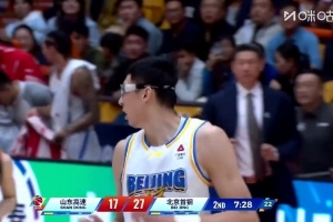 超级一条龙！周琦抓下篮板自己推反击 变向过掉对手上篮！