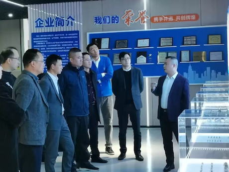 主席杨小即访问